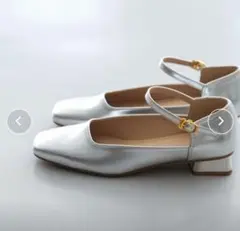 menue メヌエ　スクエアトゥストラップパンプス　シルバー　22cm