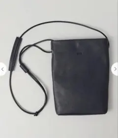 美品　SHIPS シボ革 ショルダーバッグ ネイビーのサムネイル