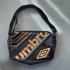 umbroのエナメルショルダーバック