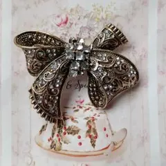 アンティークゴールド リボン型ブローチ　ホワイトカラー