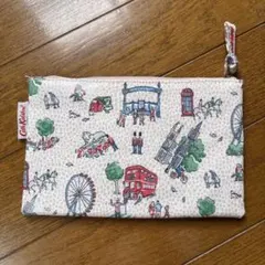 Cath Kidston ロンドン柄 フラットポーチのサムネイル