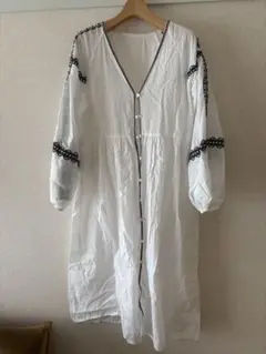 刺繍装飾 ホワイト コットン 長袖ワンピース