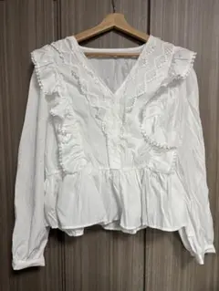 ペプラムブラウス