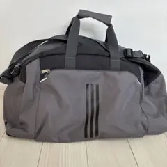 adidas グレーのボストンバッグ