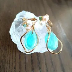 エメラルドグリーンのイヤリング