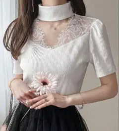 レース付きホワイトハイネックTシャツ