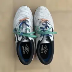 UMBRO フットサルシューズ ホワイト マルチカラー　22センチのサムネイル