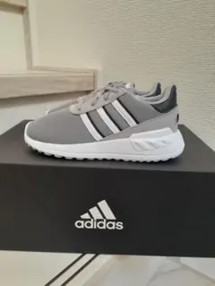 【激安】新品 アディダスキッズ 人気 スニーカー！