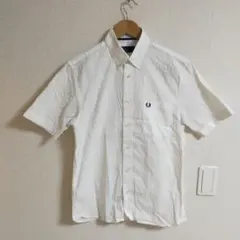 FRED PERRY フレッドペリー ロゴ刺繍ポケット付き ボタンダウンシャツのサムネイル