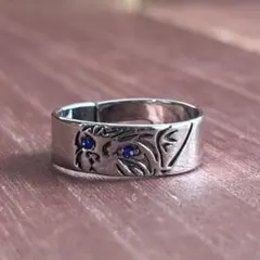 指輪の中の蒼眼猫