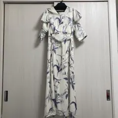 リリーブラウン　アイボリー青花柄フリル袖ワンピース