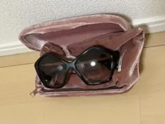 miu miu サングラス ブラック 中古品のサムネイル