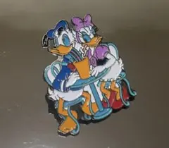 ドナルド＆デイジー デート ピンバッジ　ディズニーランド　ディズニー