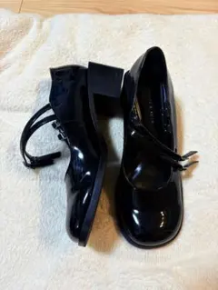 CHARLES & KEITH ストラップ付き黒パンプス 中ヒール