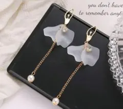 新品未使用 ゴールドパール付き花びらデザインアクリルピアス ウエディング デート