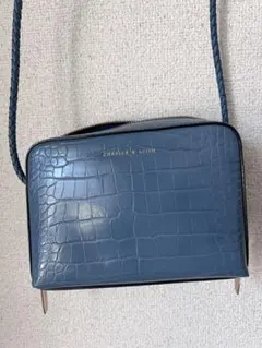 CHARLES & KEITH クロコダイル型押しショルダーバッグ　ブルー