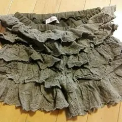 イングファースト　カーキ色の五段フリルキュロットスカート