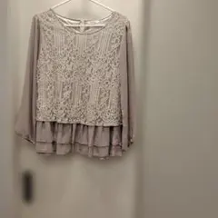 レース付き長袖トップス