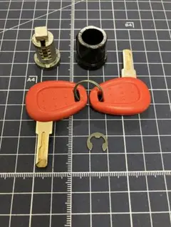 GIVI(ジビ) キーシリンダー 標準セイムナンバーキー(内溝) 1セットのサムネイル