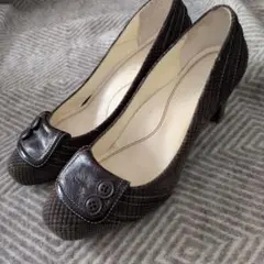 REGAL ボタン付きブラウンハイヒールパンプス