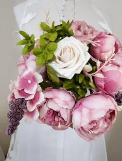 ピンクの造花ラウンドブーケ　ブートニア