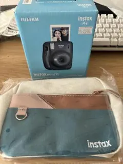 instax mini11黒いの新品未開封、カメラバッグと組み合わせる。