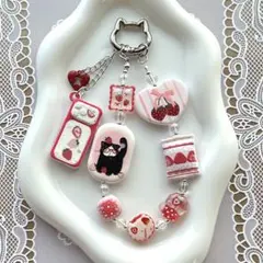 ☆**様 ハンドメイド　ストラップ　『メガネ黒猫いちご』