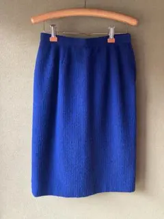 青いタイトスカート