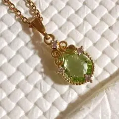 緑色の宝石ペンダントネックレス