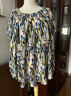 美品EMILIO PUCCI エミリオプッチ　シルク100%ブラウスのサムネイル