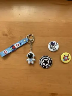 【4個セット】キーホルダー1個 / 缶バッジ3個まとめ売り