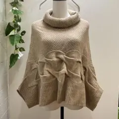 美品 ケーブル編み ベージュ タートルネック ポンチョ ニット ケープ