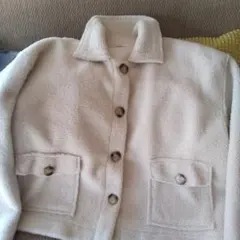 クリーム色 フリースジャケット ボタン付き