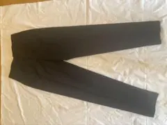 GU／黒のスリムパンツ