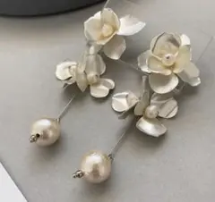 ブライダルアクセサリー　ブライダルピアス　 花モチーフ