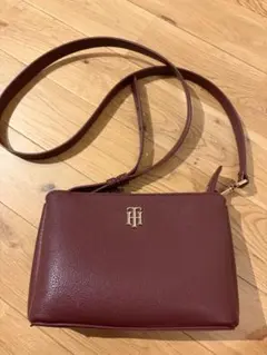 TOMMY HILFIGER ショルダーバッグ ボルドー