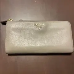PRADA プラダ　グレージュ 長財布のサムネイル