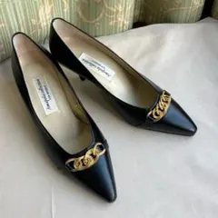 ブラックレザーポインテッドトゥパンプス　ゴールドのチェーン装飾付き　黒パンプス