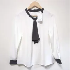 【新品】メタルパーツ フロント フリル タイブラウス/通勤対応 L