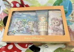 ダッフィー アンドフレンズ　ミニタオル、日焼け止めクリーム、ポーチセット