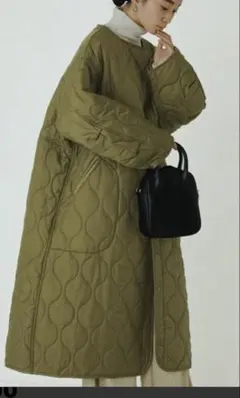 フォルクシー　　キルティングノーカラーコート