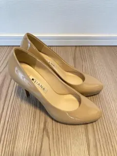 ダイアナ　ヌーディー色パンプス