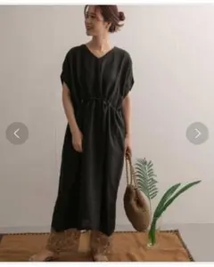アーバンリサーチドアーズリネンウエストギャザーＶネックワンピース黒ウィメンズ麻