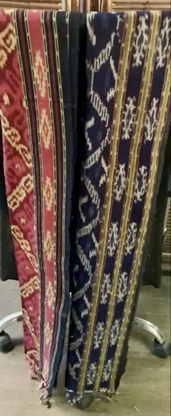 伝統的な赤と紺色のイカットテーブルランナー2枚セット