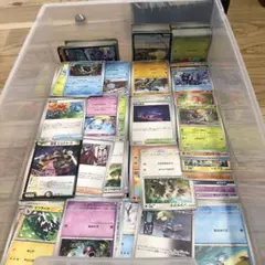 ポケモンカードやデュエマなどのカードがあります。約3000枚。