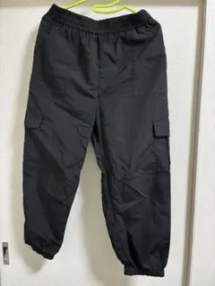 黒いカーゴパンツ サイドポケット付き　ナイロン100%