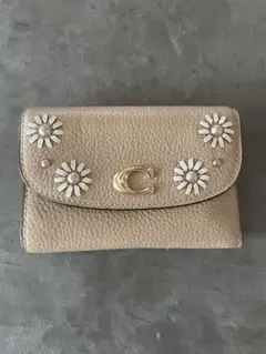 コーチ COACH 花モチーフ付きレザー三つ折り財布
