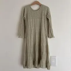 薄いグリーンニットワンピース