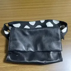 イアパピヨネ ワイドテープ黒 レザーボディバッグ