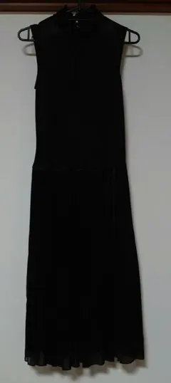 ノースリーブ黒ドレス、フリル襟付き